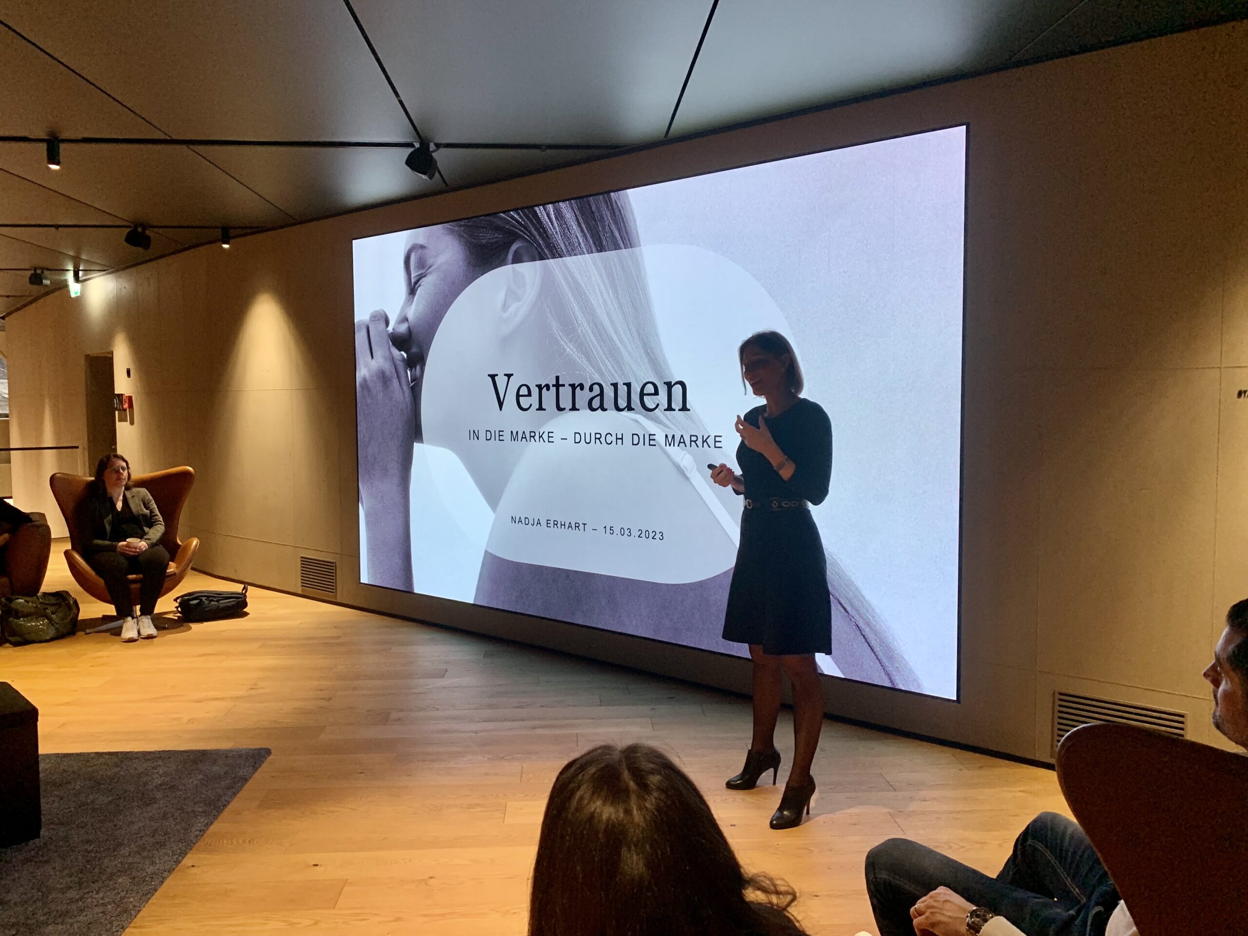 Mehr über den Artikel erfahren Das Trauen im Ver-trauen: Brand Bowl Zürich im März 2023